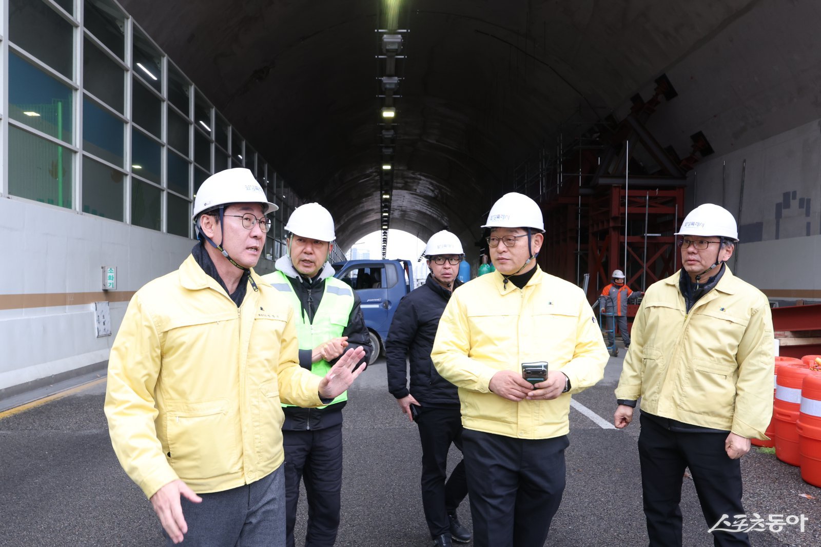 정명근 화성특례시장이 지난 24일 동탄숲 생태터널 긴급안전조치 현장을 찾아 공사 추진상황을 살피고 있다. 사진제공｜화성시