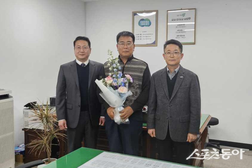 이호찬 더힐포레 4단지 운영위원장(가운데) 이정주 도시국장(오른쪽) 사진제공ㅣ남양주시 