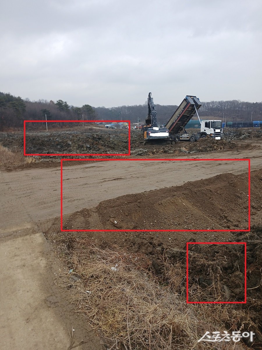 문제는 이 공공주택지구 조성 과정에서 발생한 뻘흙이 수개월간 화성시 서신면 사곶리 816번지 외 8필지 농지로 반출·매립됐다는 점이다. 해당 토사는 농지 ‘객토’ 명목으로 유입됐으나, 현장에서는 단속이나 제재가 전혀 이뤄지지 않았다는 지적이 나온다(현장). 사진｜장관섭 기자