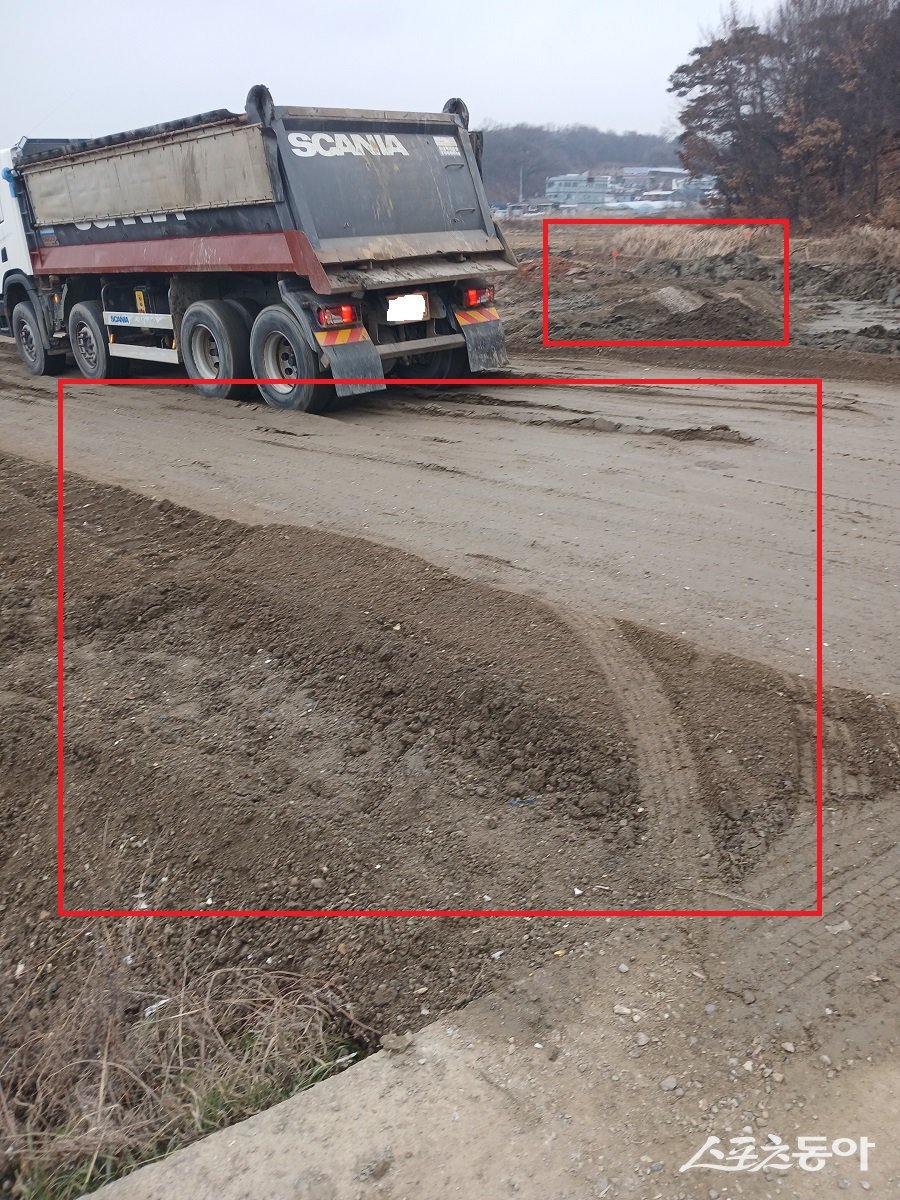 문제는 이 공공주택지구 조성 과정에서 발생한 뻘흙이 수개월간 화성시 서신면 사곶리 816번지 외 8필지 농지로 반출·매립됐다는 점이다. 해당 토사는 농지 ‘객토’ 명목으로 유입됐으나, 현장에서는 단속이나 제재가 전혀 이뤄지지 않았다는 지적이 나온다(현장). 사진｜장관섭 기자