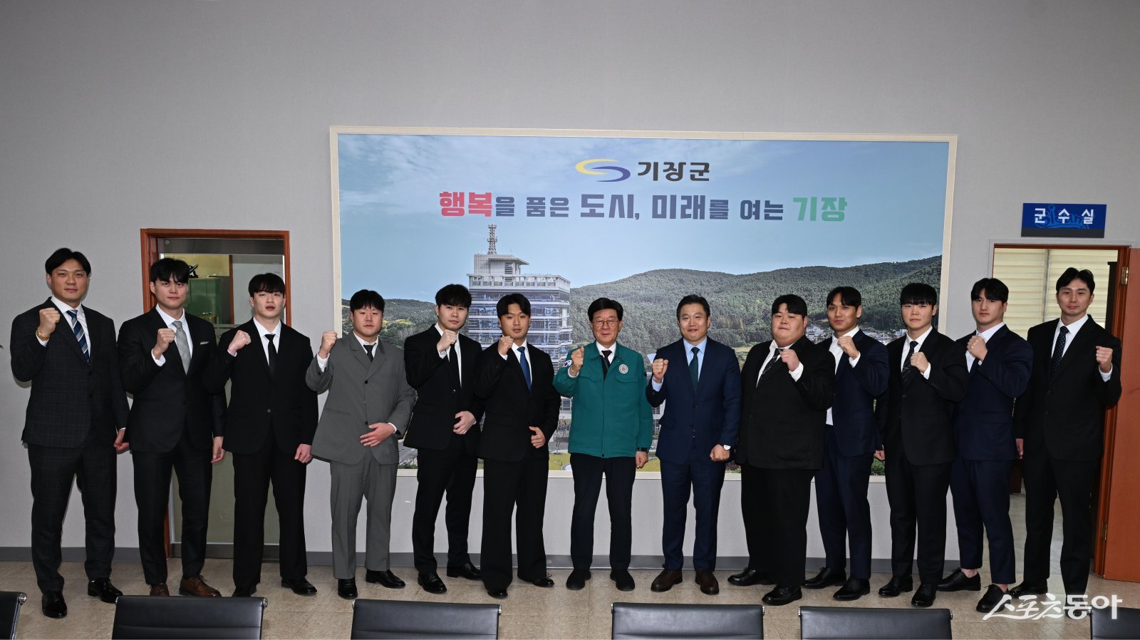 정종복 기장군수(좌측 7번째)와 기장갈매기씨름단원이 기념촬영을 하고 있다. (사진제공=기장군)