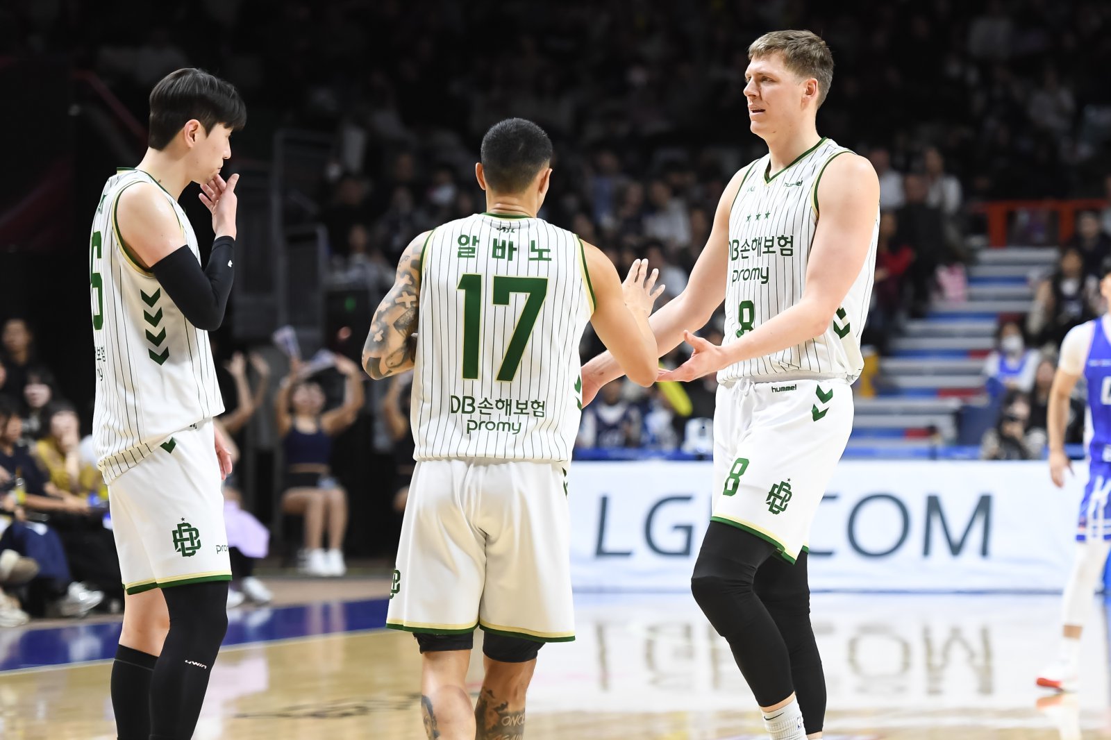 DB 헨리 엘런슨(오른쪽)은 12월 31일 부산서 열린 KCC와 원정경기서 3점슛 5개를 포함해 30점으로 활약하며 팀 4연승에 힘을 보탰다. 사진제공|KBL