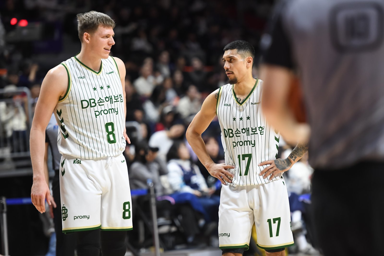 DB 헨리 엘런슨(왼쪽)은 31일 부산서 열린 KCC와 원정경기서 3점슛 5개를 포함해 30점으로 활약하며 팀 4연승에 힘을 보탰다. 사진제공｜KBL
