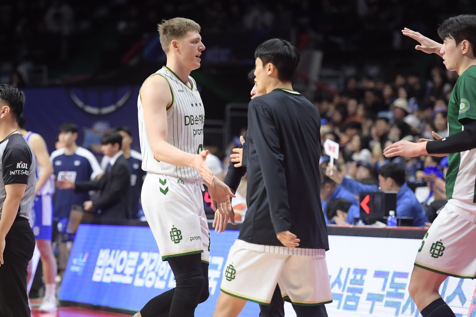 DB 헨리 엘런슨(왼쪽 첫 번째)은 12월 31일 부산서 열린 KCC와 원정경기서 3점슛 5개를 포함해 30점으로 활약하며 팀 4연승에 힘을 보탰다. 사진제공|KBL