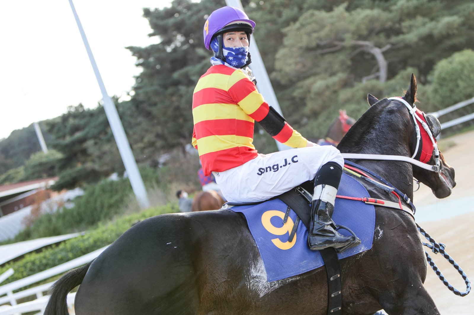 2026년 붉은 말의 해 병오년을 맞아 새로운 도약을 다짐하고 있는 1990년생 말띠 송재철 기수. 사진제공 | 한국마사회