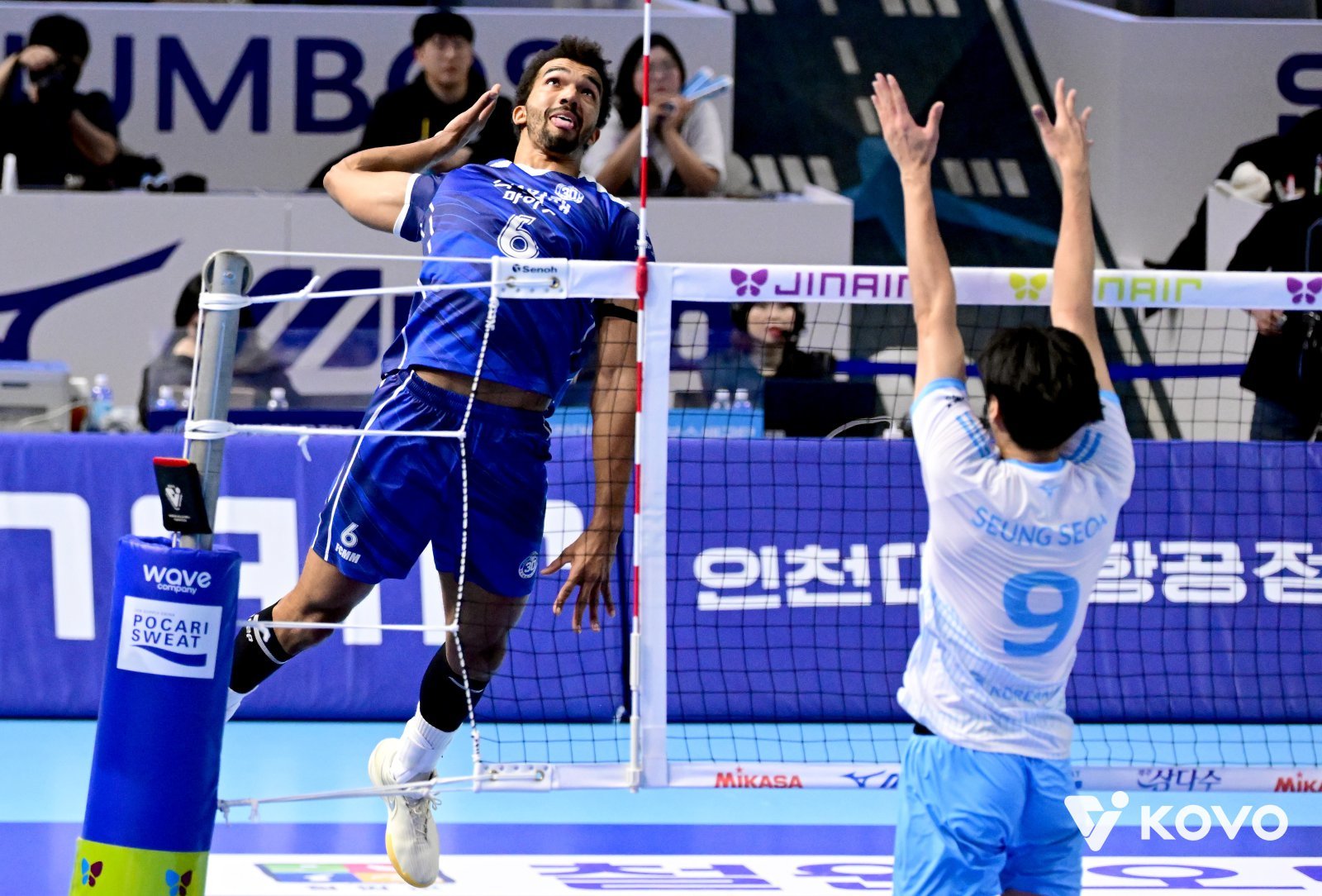 삼성화재 미힐 아히(왼쪽)가 1일 인천 계양체육관서 열린 대한항공과 원정경기 도중 곽승석의 블로킹을 피해 스파이크를 하고 있다. 사진제공｜KOVO