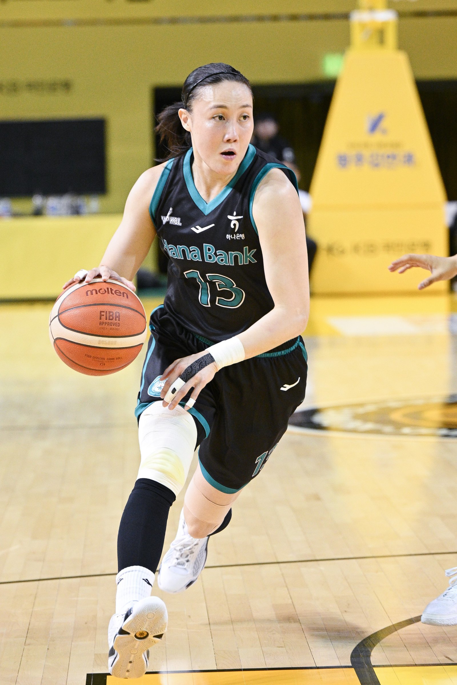 하나은행 김정은은 팀 동료 진안과 함께 4일 부산 사직체육관에서 열리는 ‘BNK금융 2025~2026 여자프로농구 올스타 페스티벌’에서 개인 통산 3번째 올스타전 최우수선수(MVP) 수상에 도전한다. 사진제공｜WKBL