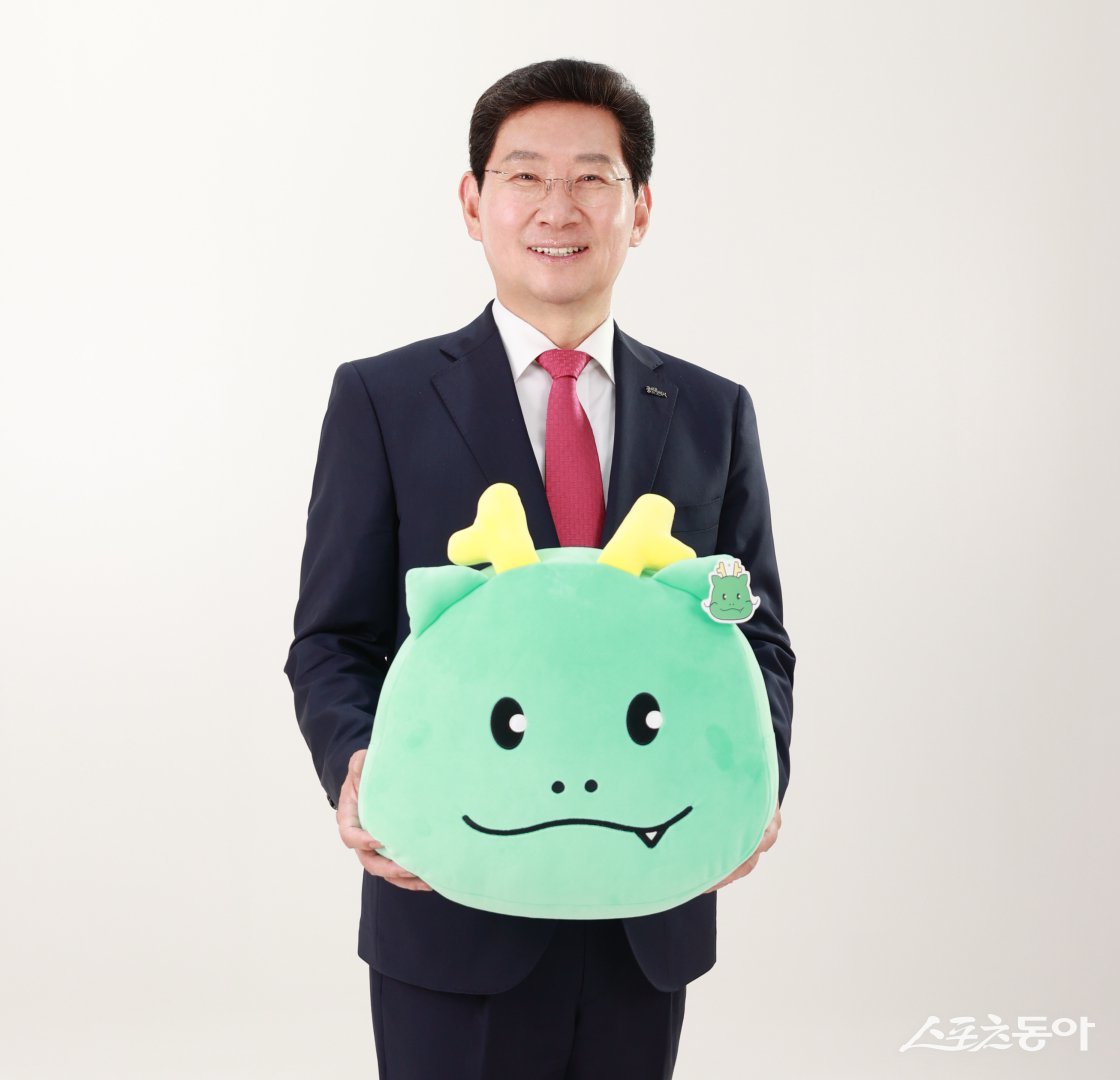 이상일 용인특례시장은 1일 2026년 신년사를 통해 “민선 8기 3년 6개월 동안 이룬 성과를 토대로 용인특례시를 한층 더 발전시키고, 반도체 특화 대도시의 완성도를 높이는 데 역량을 집중하겠다”고 밝혔다(조아용 인형을 든 이상일 용인특례시장). 사진제공|용인시