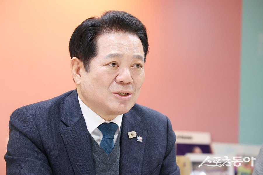 최대호 안양시장은 1일 신년사를 통해 “인공지능(AI) 시대, 변화와 혁신을 넘어 시민의 행복을 더 크게 하는 스마트 안양’을 시정 운영의 핵심 방향으로 삼고, 시민 삶의 질 향상을 위한 정책 추진에 역량을 집중하겠다”고 밝혔다. 사진제공|안양시