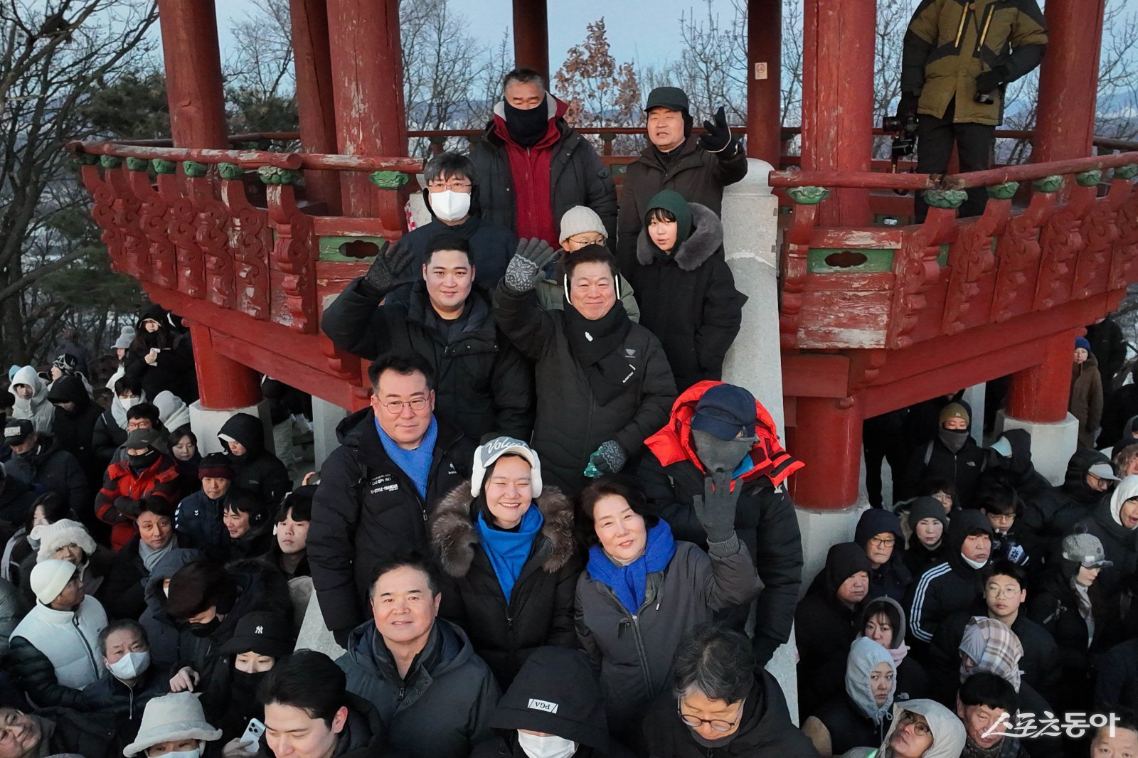 박승원 광명시장이 1일 도덕산 정상에 올라 신년 첫 해를 시민들과 함께 맞이하고 기념사진을 촬영하고 있다. 사진제공|광명시