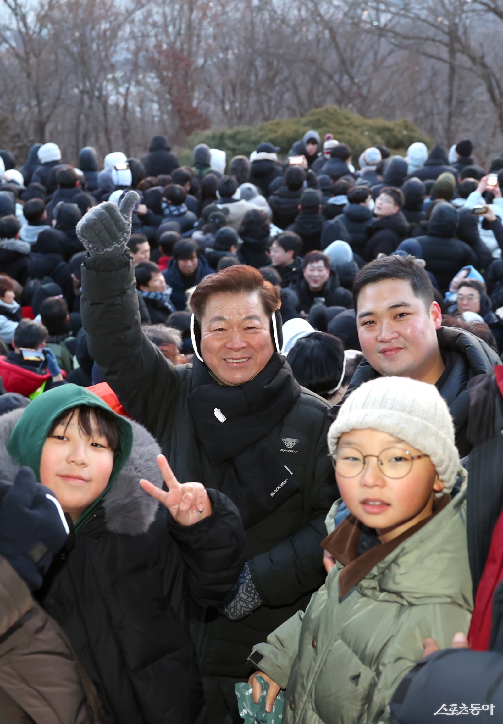 박승원 광명시장이 1일 도덕산 정상에서 열린 해맞이 행사에 참석한 시민들과 기념사진을 촬영하고 있다. 사진제공|광명시