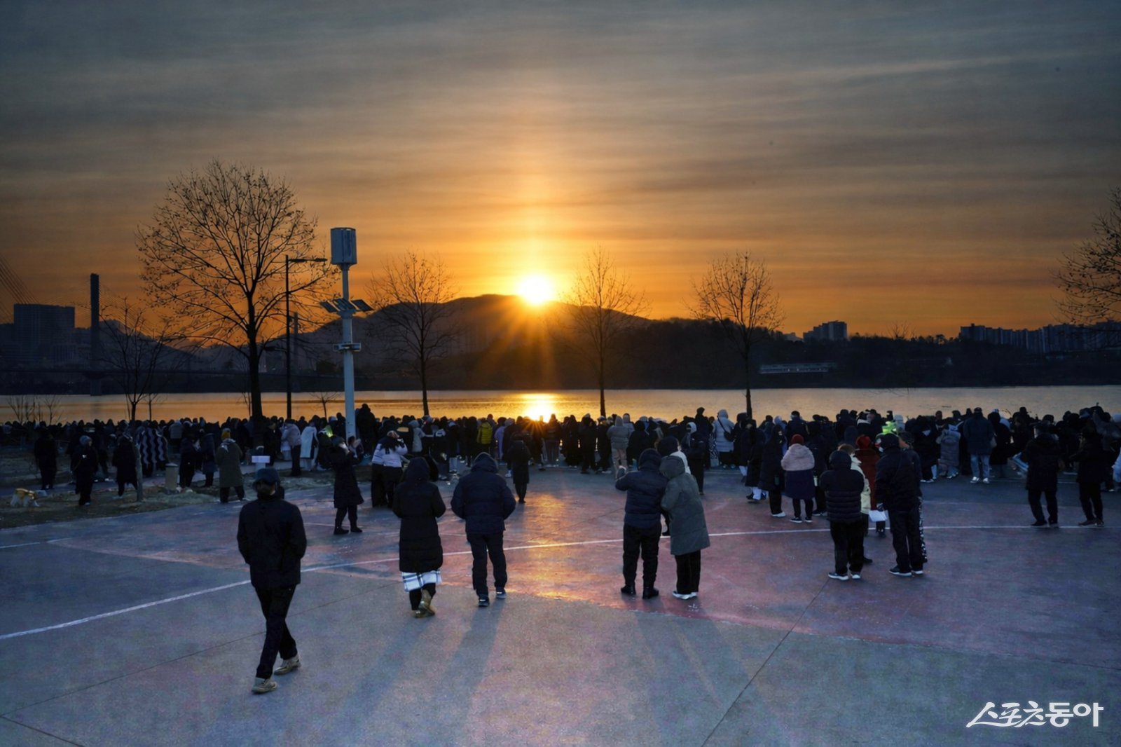 2026년(병오년) 구리한강시민공원의 첫 일출을 보며 2026년 바램과 각오를 다짐하는 시민들. 사진제공ㅣ구리시