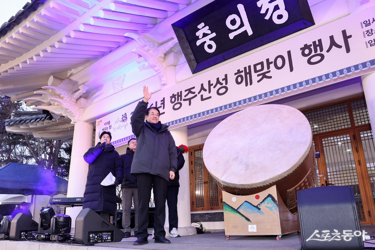이동환 시장이 ‘2026 행주산성 해맞이 행사’에서 북 앞에서 시민들에게 손을 흔들고 있다. 사진제공ㅣ고양시