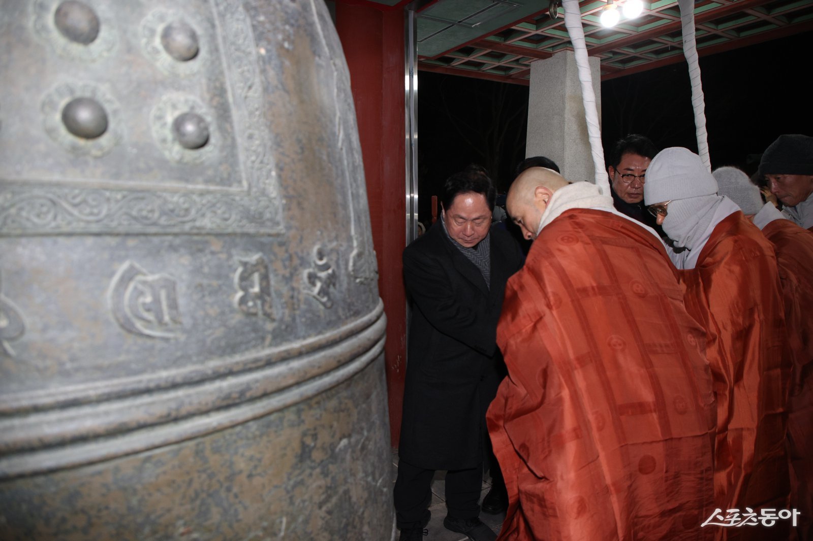 봉선사에서 타종에 참여하고 있는 주광덕 시장. 사진제공ㅣ남양주시