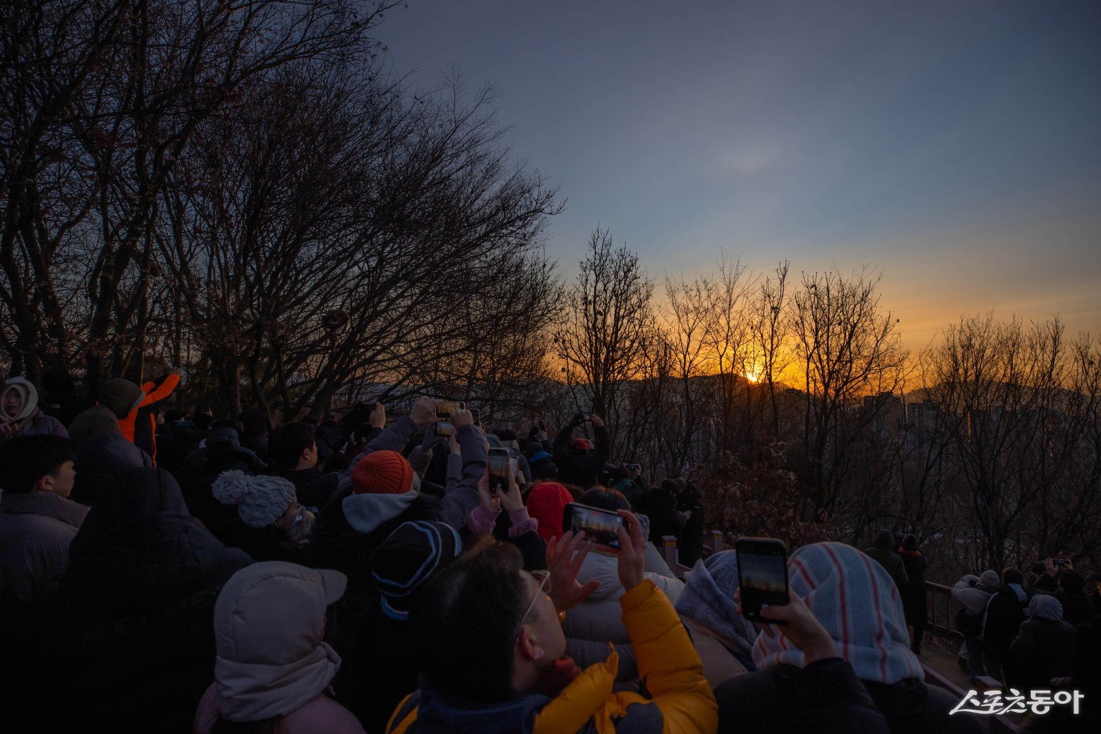 황금산 해돋이를 보고 있는 시민들 모습. 사진제공ㅣ남양주시