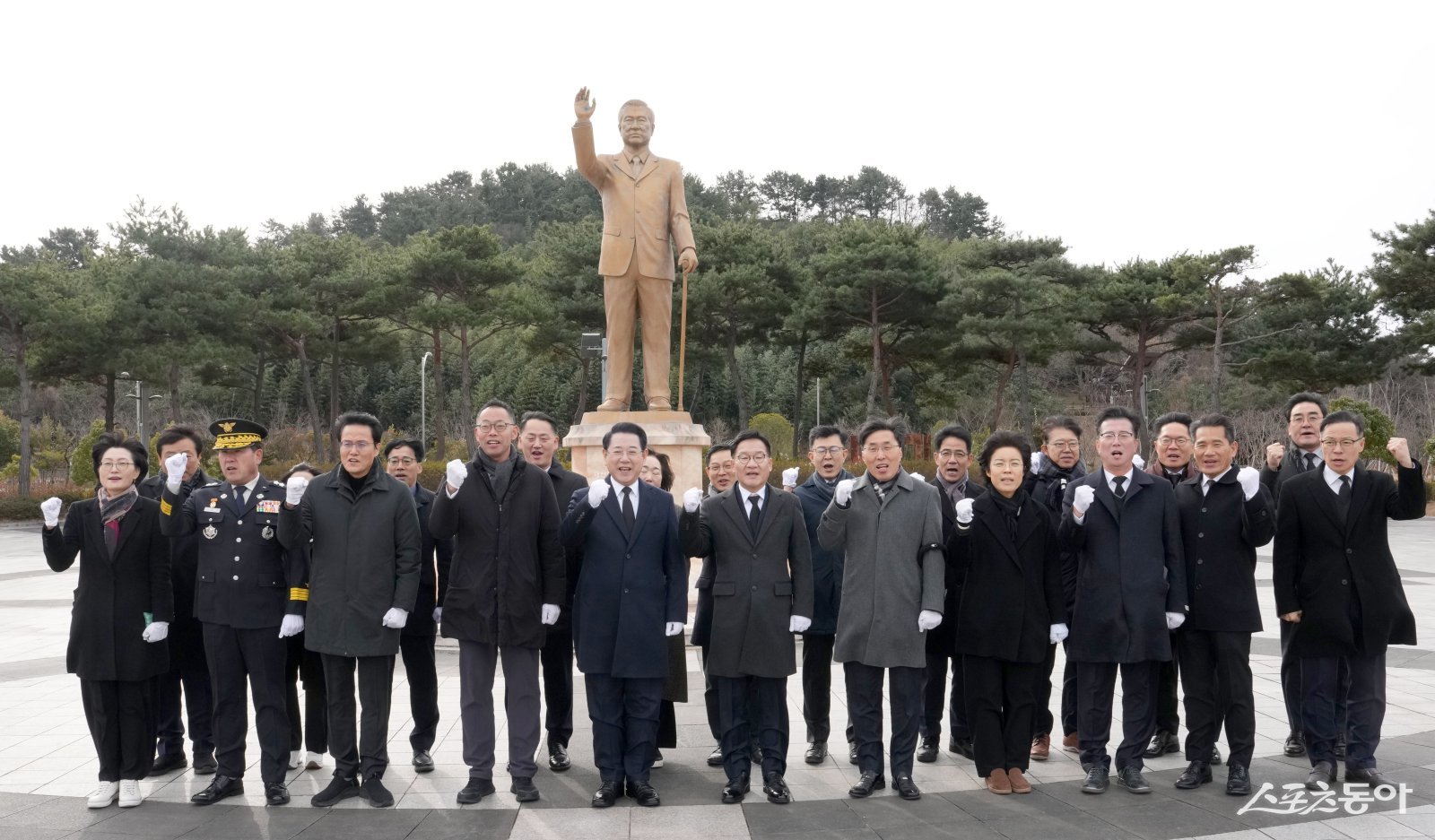 1일 병오년 새해를 맞아 김영록 전라남도지사를 비롯한 전남도청 실·국장 등 관계자들이 목포 현충공원을 찾아 참배하고 있다. 사진제공=전남도