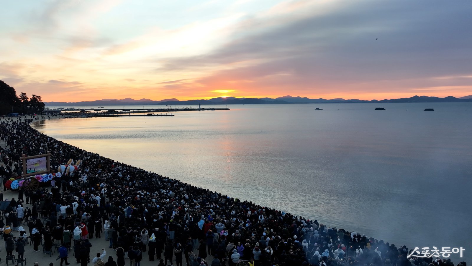 2026년 새해 첫날인 1월 1일 전남 보성군 율포 솔밭해변 일원이 해맞이객들로 인산인해를 이루고 있다. 사진제공=보성군