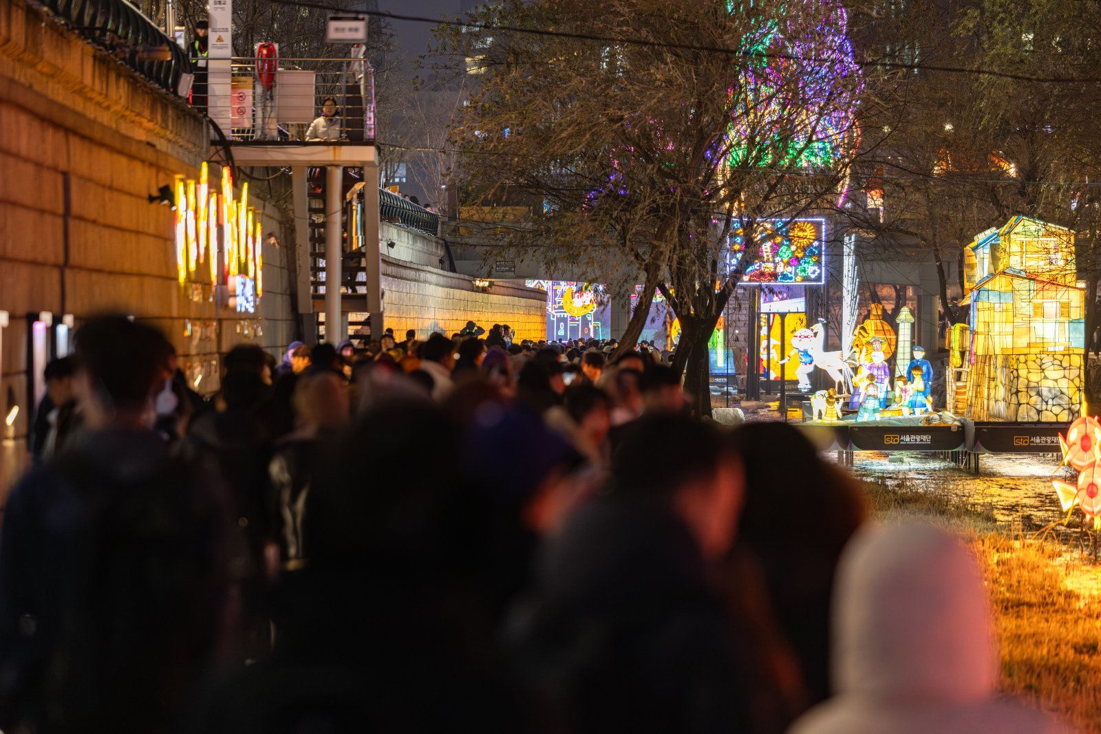 2025 서울빛초롱축제를 찾은 시민들로 붐비는 청계천