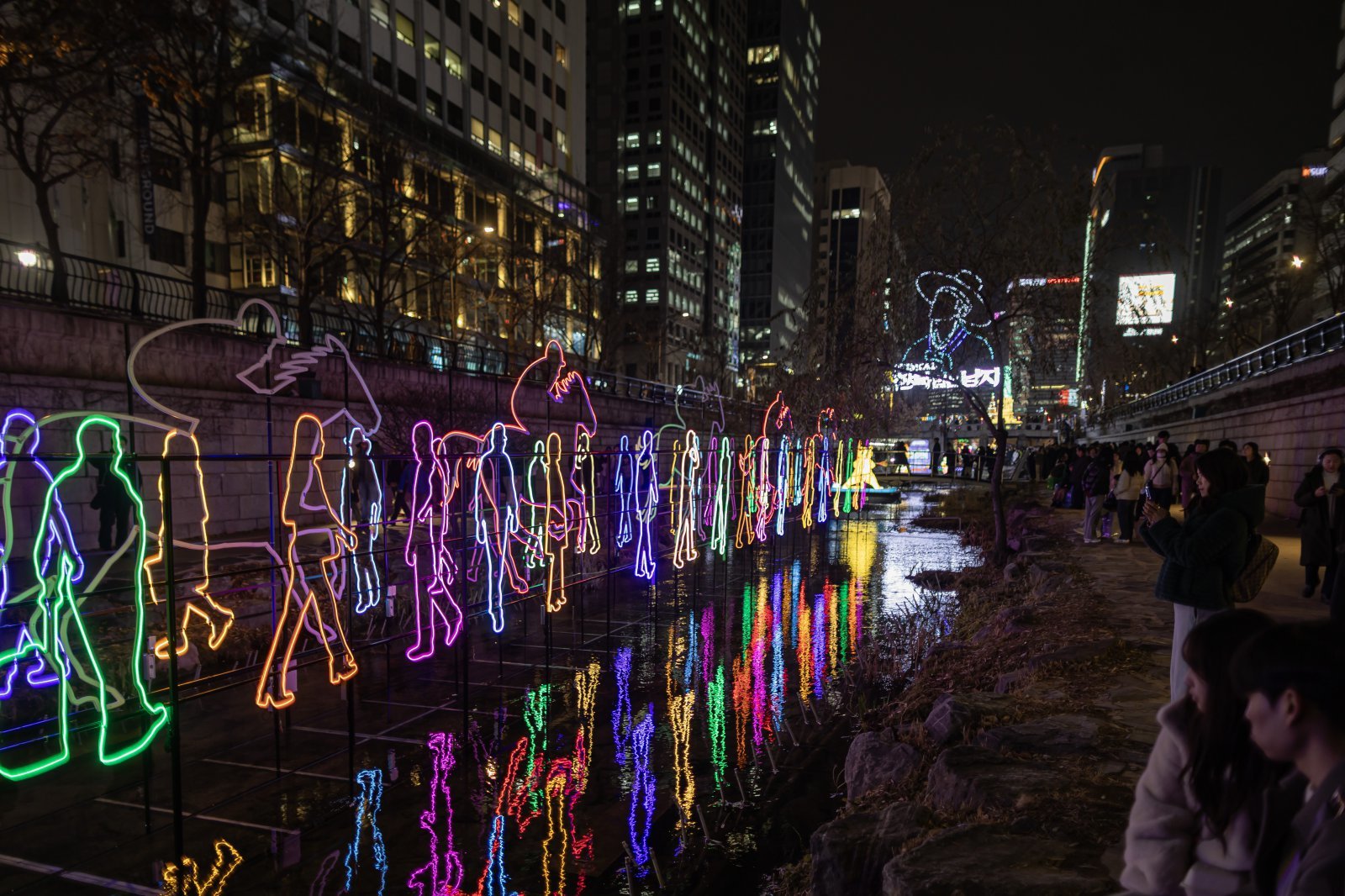청계천수면 위에 펼쳐진 빛 조형물 ‘퐁당퐁당’