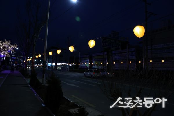 상주시가 ‘2026 상주곶감축제’를 맞이해 곶감조명등을 설치한 모습. 사진제공ㅣ상주시