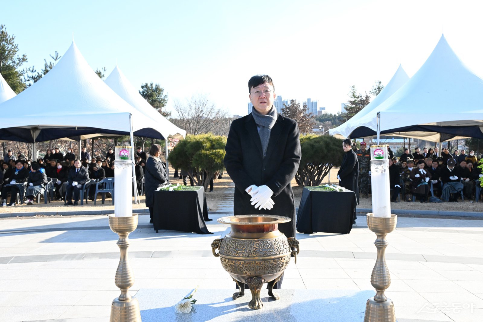 이민근 안산시장이 1일 원곡공원 내 현충탑에서 국가를 위해 희생·헌신한 분들에 대한 참배를 하고 있다. 사진제공|안산시