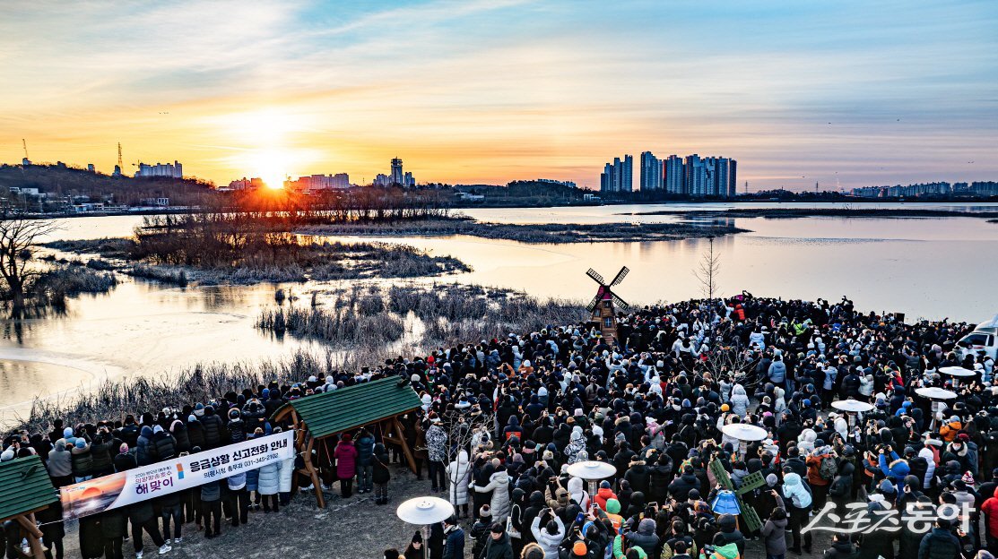 2026년 병오년(丙午年) 새해 첫날인 1일, 이른 새벽부터 의왕시 왕송호수 일대에는 새해 첫 일출을 보기 위해 모인 시민들로 북적였다. 사진제공|의왕시