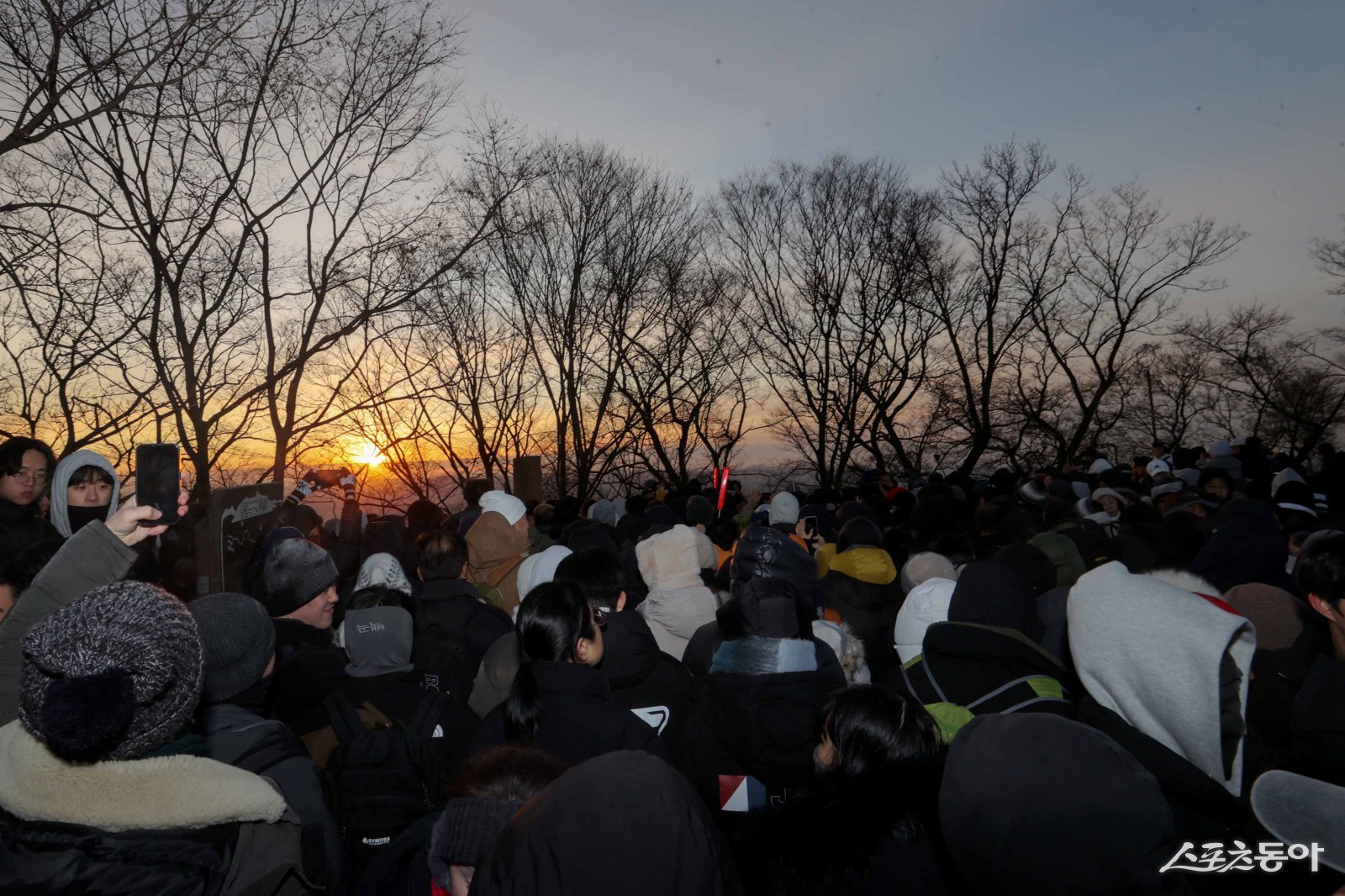 이상일 용인특례시장은 1월 1일 새해를 맞아 일출(日出)로 유명한 석성산에 올라 시민 2000여 명과 함께 해맞이를 하고 덕담을 주고 받았다. 사진제공|용인시