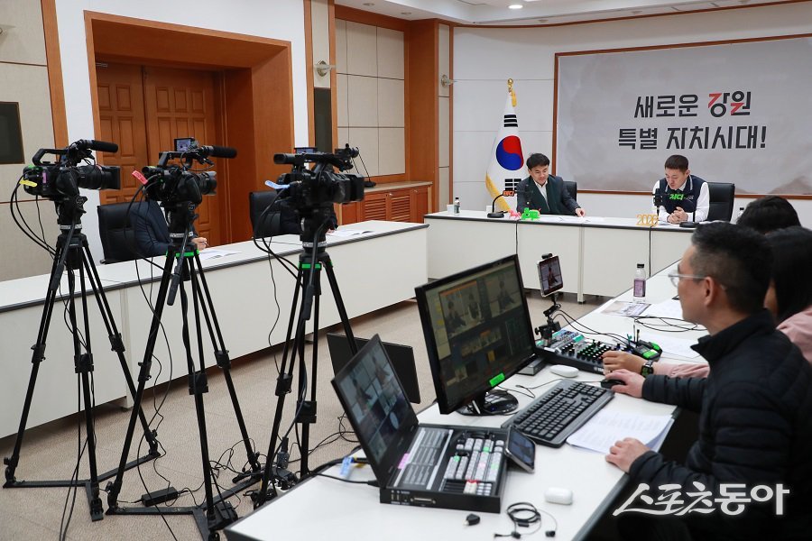 강원특별자치도(도지사 김진태)는 병오년 새해를 맞아 전통적인 시무식 대신 김진태 지사와 신지헌 도청 노조위원장이 함께하는 ‘보이는 라디오’를 열고 직원들과 소통하는 시간을 가졌다. 사진제공|강원도