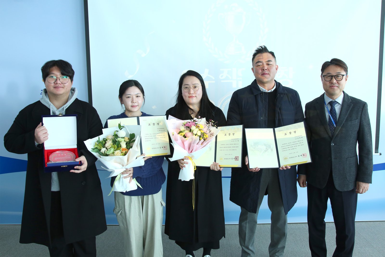 관광진흥성과 인증 표창을 받은 직원들과 최동석 관광사업본부장(오른쪽)