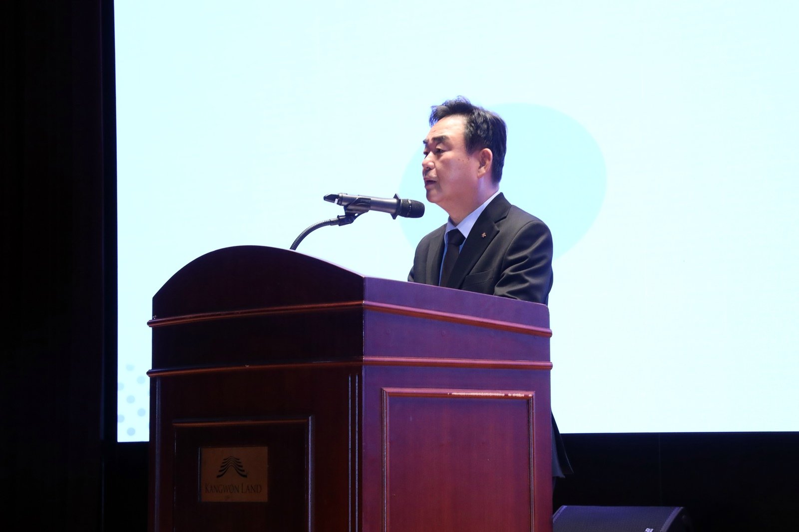  2026년 시무식에서 최철규 대표이사 직무대행이 신년사를 하고 있다