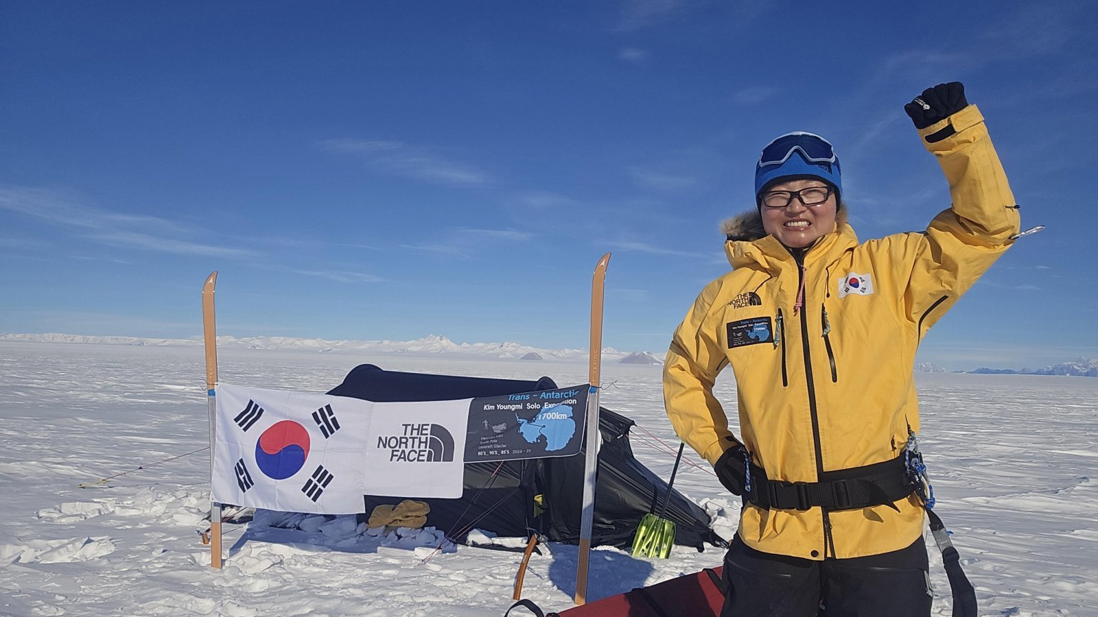 남극대륙 단독 횡단에 성공한 뒤 기념촬영을 하고 있는 김영미 대장