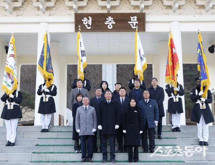 임실군의회가 2일 임실 호국원을 참배하고 있다. 사진제공=임실군의회