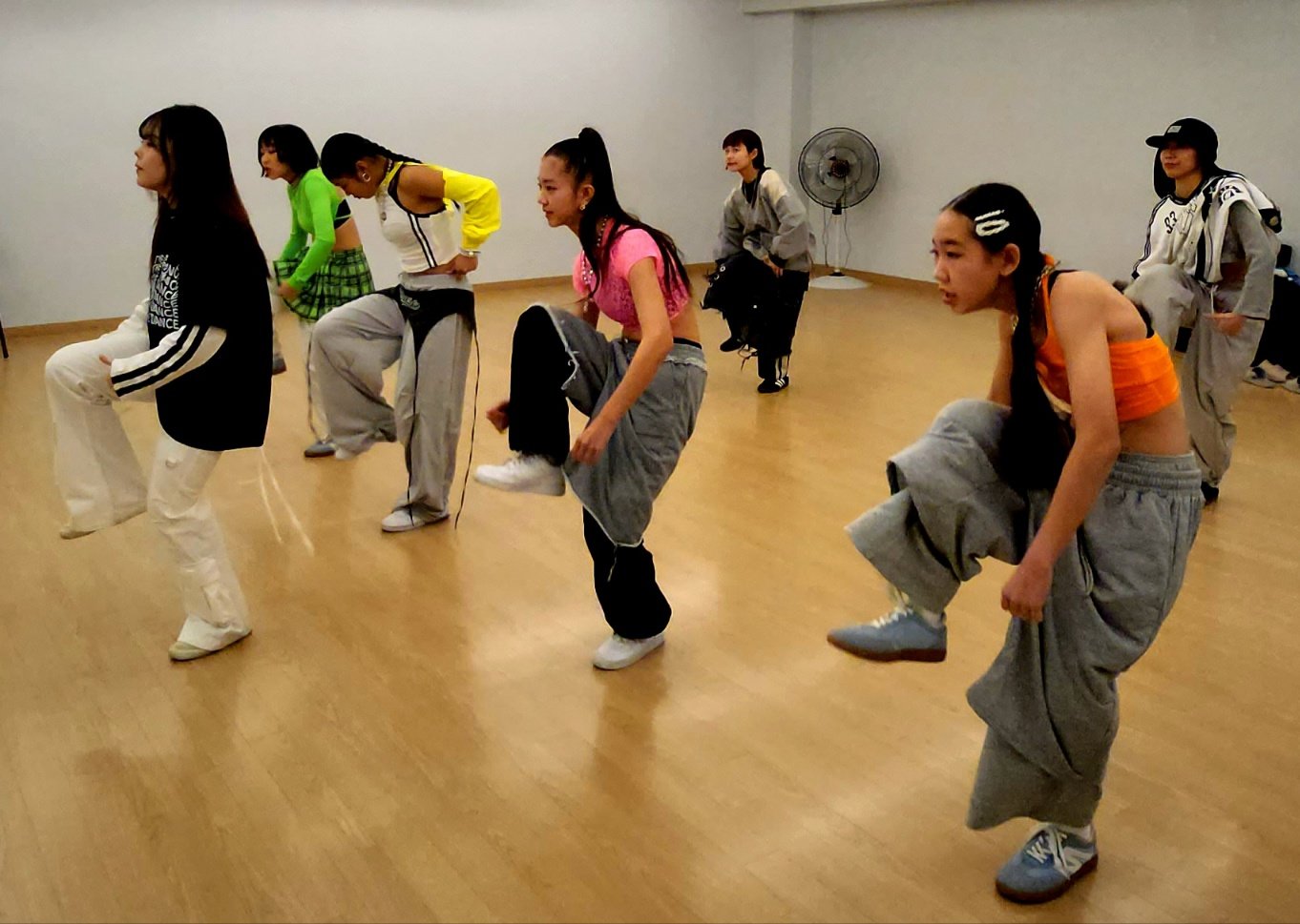 K-POP 댄스를 연습하고 있는 AMP 멤버들 빅컬쳐엔터테인먼트 제공