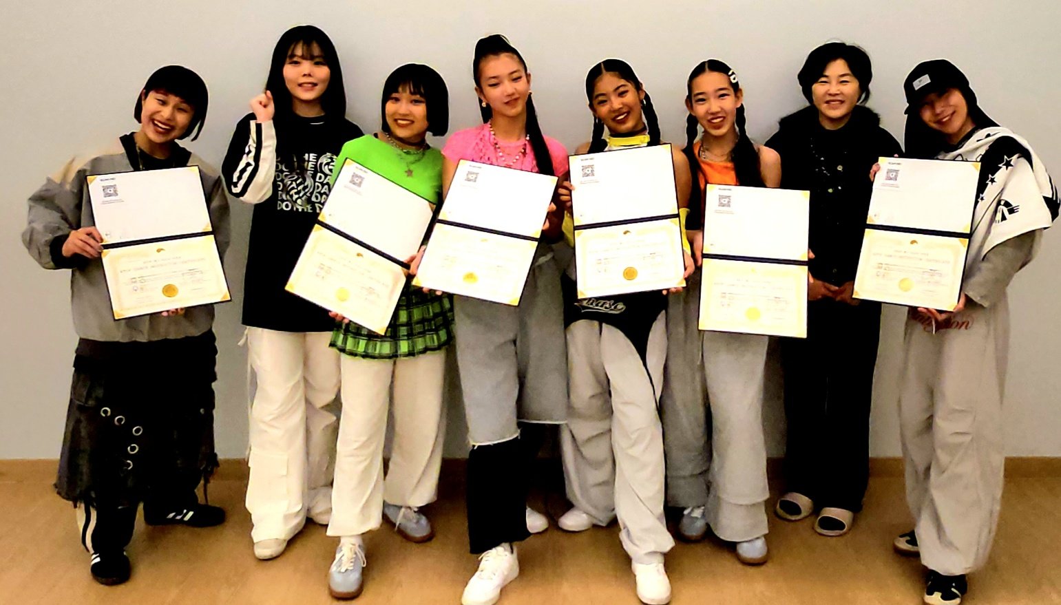 AMP 멤버와 멘토 등이 K-POP 댄스 지도자 자격증을 들고 환하게 웃고 있다 빅컬쳐엔터테인먼트 제공