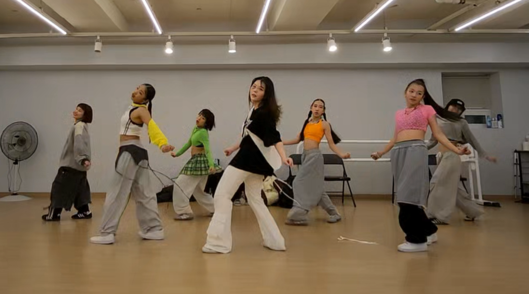 석예빈 KIDOL&DTD 아카데미 대표(가운데)와 AMP 멤버들