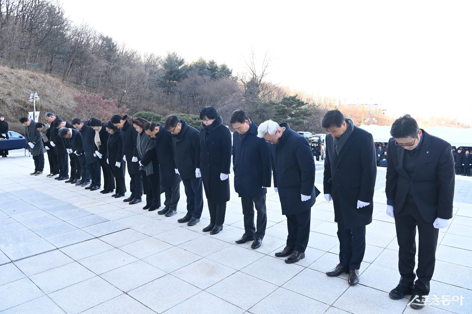 부천시는 병오년 새해를 맞아 지난 1일 원미산 현충탑을 참배했다. 사진제공|부천시