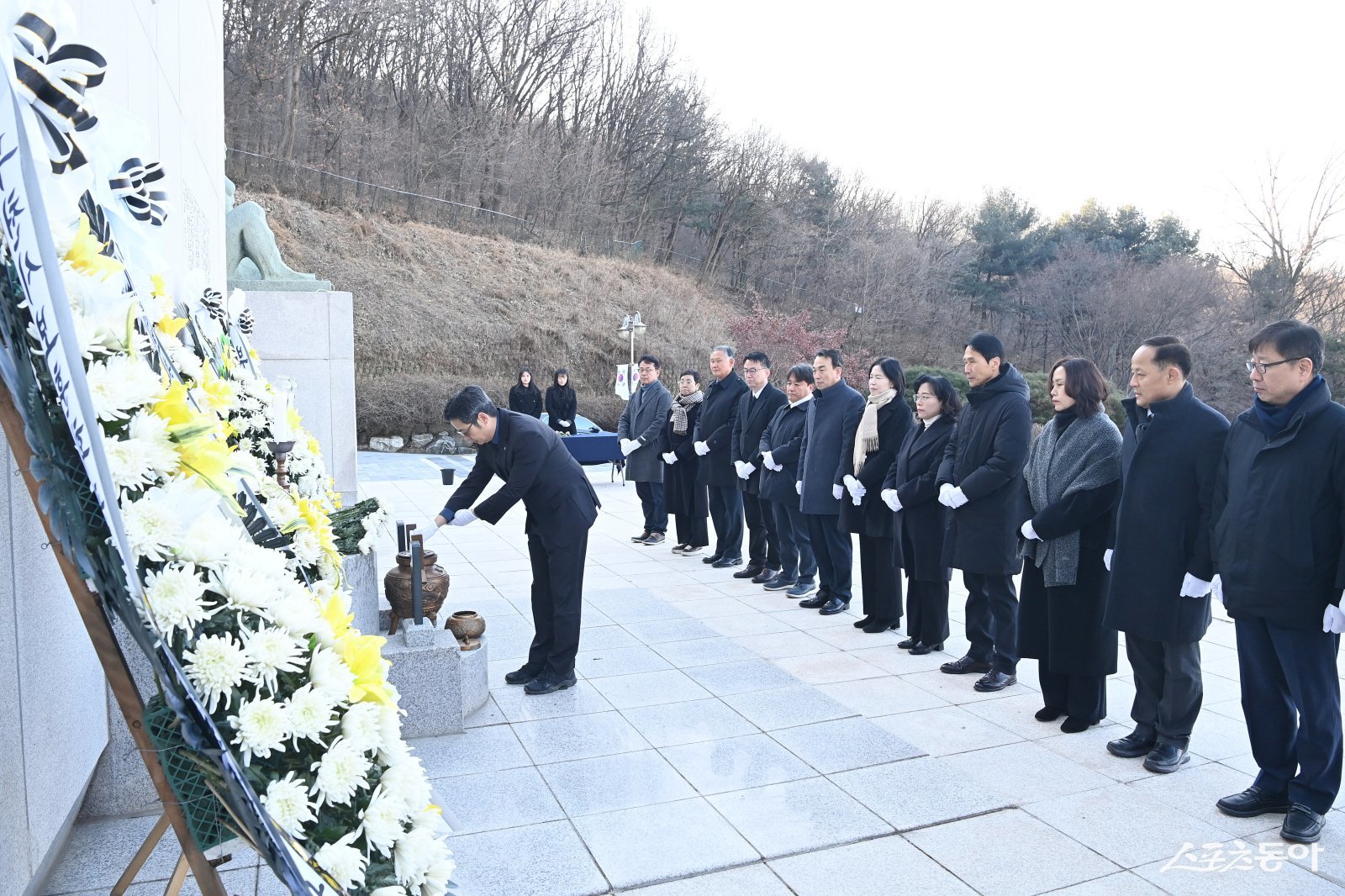 남동경 부시장이 헌화하고 있다. 사진제공|부천시
