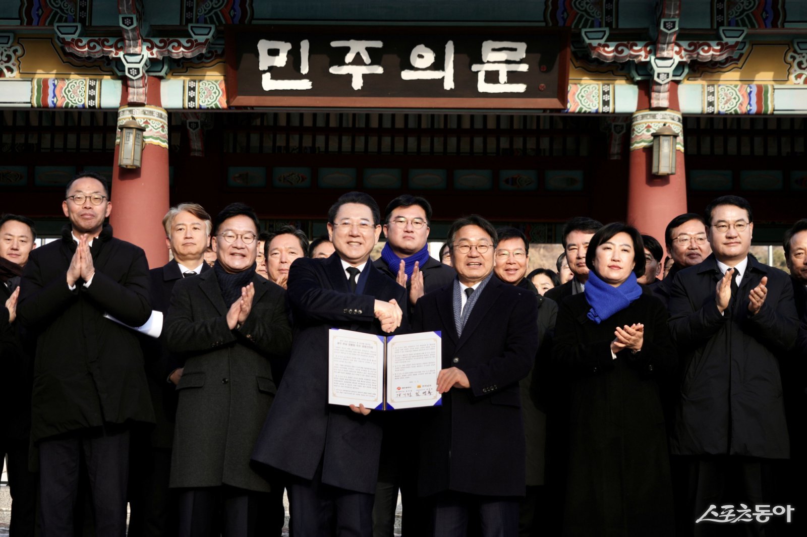 강기정 광주광역시장과 김영록 전라남도지사가 2일 국립5·18민주묘지에서 합동참배를 한 후 ‘통합 지방정부 추진 공동선언문’을 발표하고 기념촬영을 하고 있다. 사진제공=광주광역시