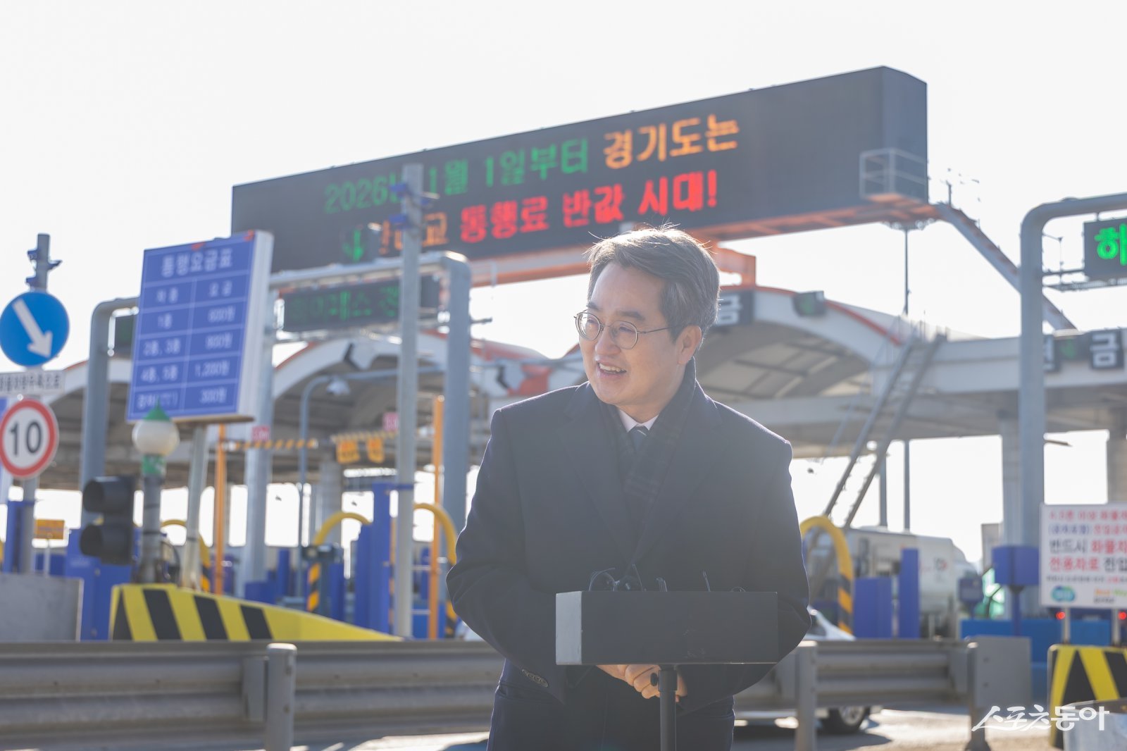 김동연 경기도지사가 새해부터 통행료 50% 인하 조치가 시행된 일산대교 현장을 찾아 통행료 전면 무료화 추진 의지를 재차 밝혔다. 사진제공|경기도