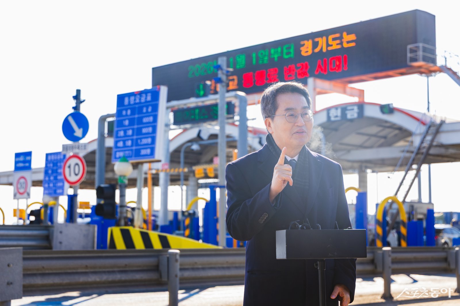 김동연 경기도지사가 새해부터 통행료 50% 인하 조치가 시행된 일산대교 현장을 찾아 통행료 전면 무료화 추진 의지를 재차 밝혔다. 사진제공|경기도