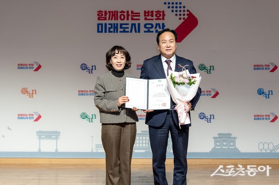 이권재 오산시장에게 2025년 종무식에서 표창장을 봉납한 모습. 사진제공|오산시