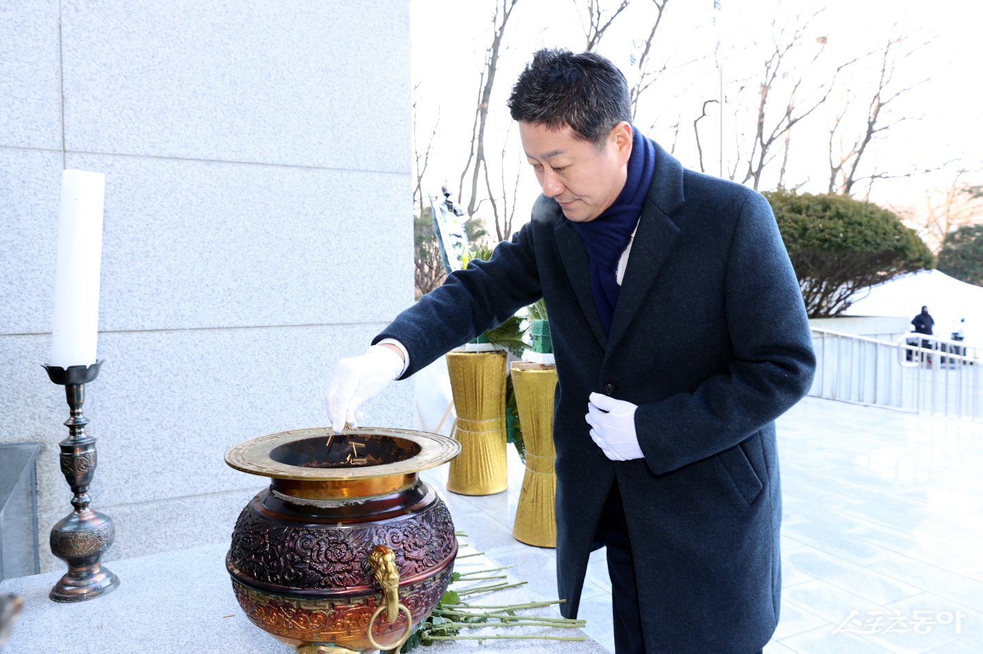 김진경 경기도의회 의장(더불어민주당·시흥3)은 2일 ‘2026년 병오년(丙午年)’ 새해를 맞아 현충탑을 참배하며 순국선열과 호국영령의 넋을 기렸다. 사진제공｜경기도의회