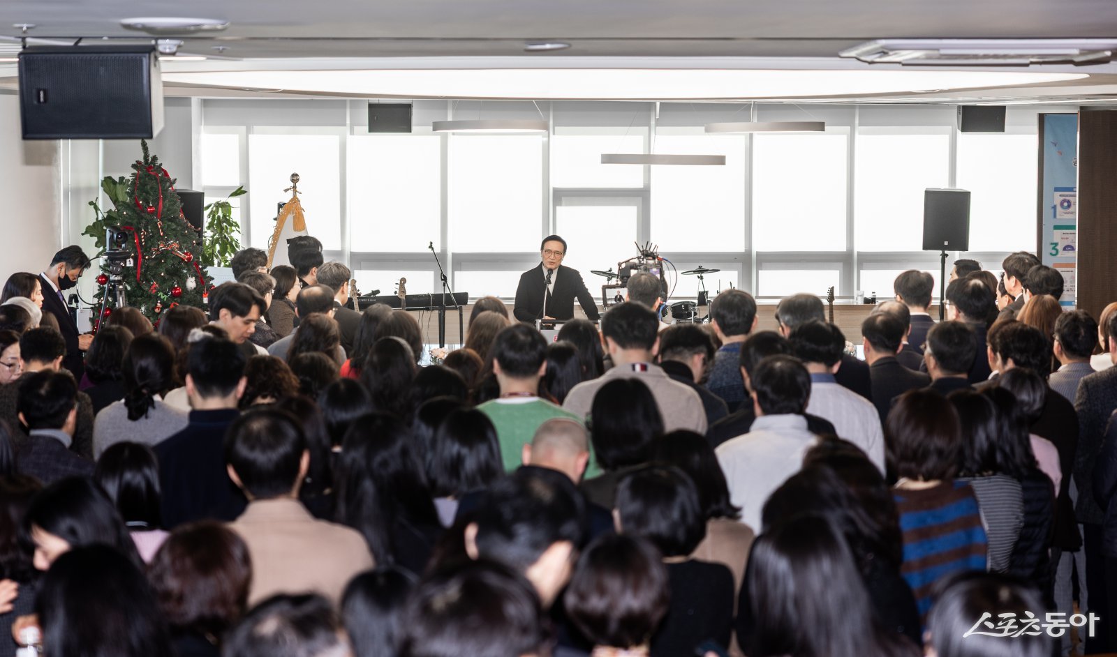 경기도교육청(교육감 임태희)은 2일 도교육청 남부청사 18층 라운지에서 ‘2026년 직원 소통 스탠딩 차담회’를 열고 병오년(丙午年) 새해의 시작을 직원들과 함께했다. 사진제공｜경기도교육청