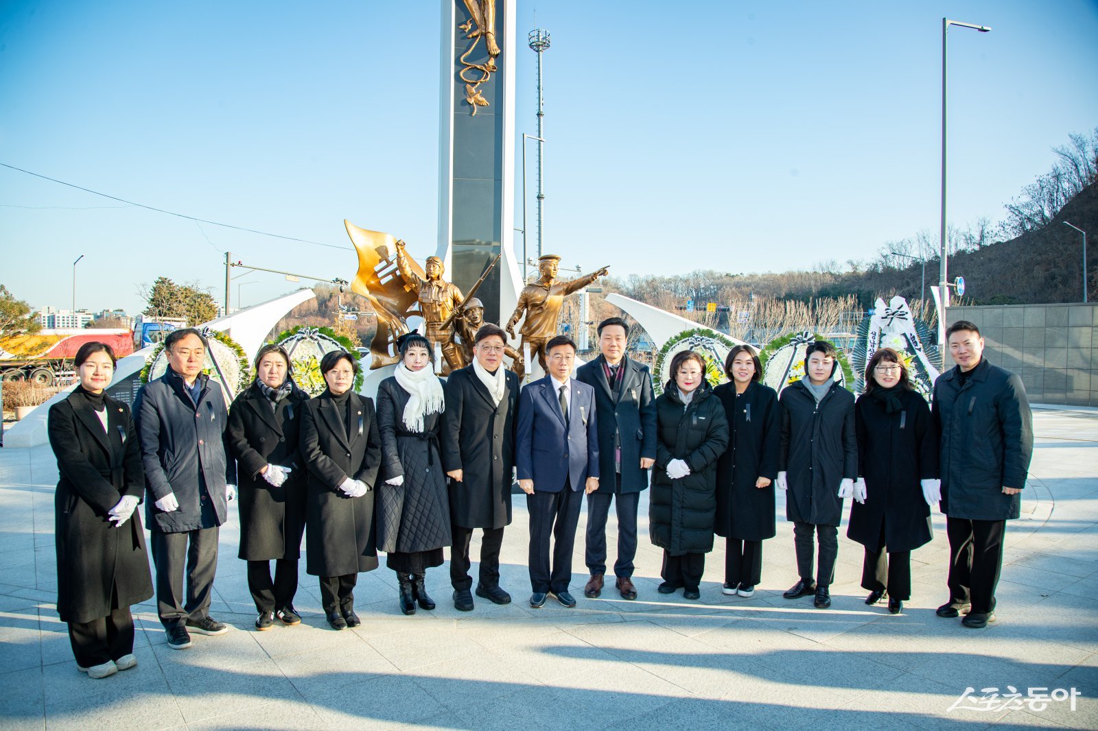 안광림 부의장(윈쪽 여섯번째)과 신상진 시장(윈쪽 일곱번째)은 시의원들과 2일 성남시청 근린공원에 위치한 현충탑을 찾아 신년 현충탑 경배에 참석하고 있다. 사진제공ㅣ성남시의회