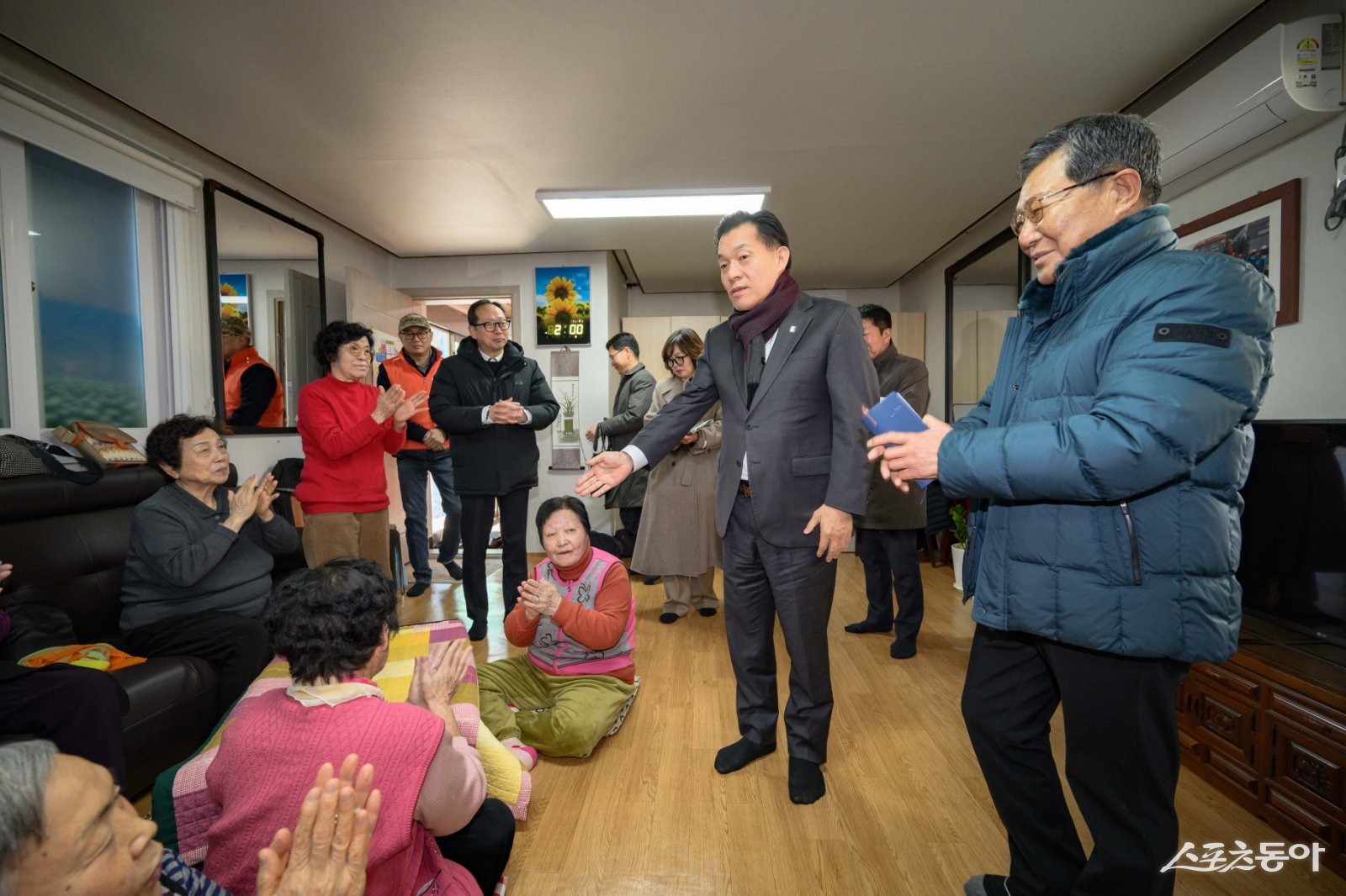 이재준 수원시장이 새터경로당에서 어르신들과 이야기를 나누고 있다. 사진제공|수원시