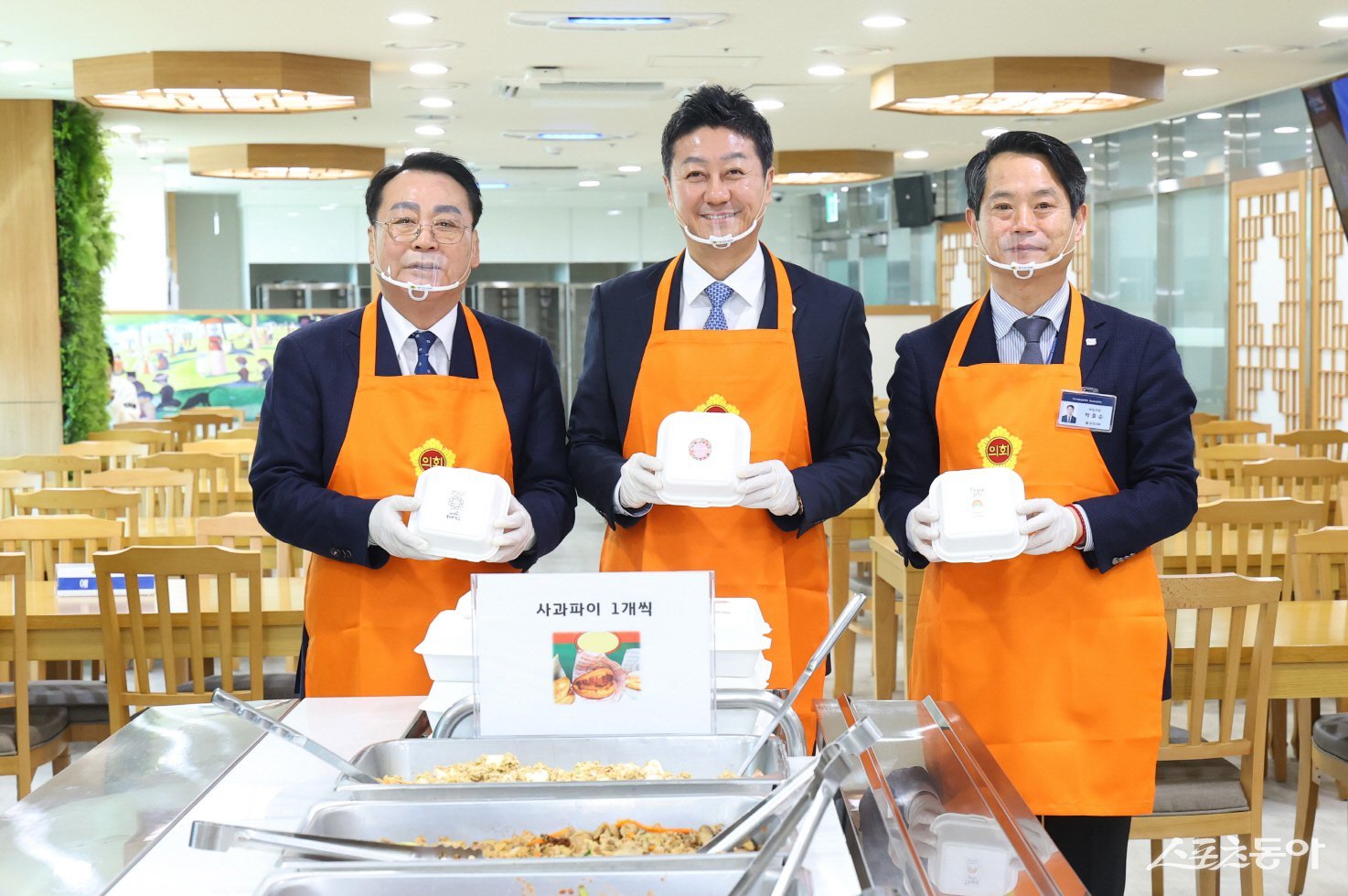 김진경 경기도의회 의장(더불어민주당·시흥3)은 2일 의회 구내식당에서 의회사무처 직원들과 함께 격려 오찬을 갖고 새해 힘찬 출발을 응원했다. 사진제공|경기도의회