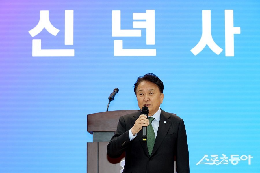 김영환 충북지사는 시무식에서는 2026년 신년 화두로 ‘한·가·온·길’을 발표했다. 사진제공|충북도