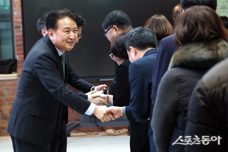 김영환 충북지사는 이날 시무식에 앞서 공무원들과 인사를 하고 있다. 사진제공|충북도