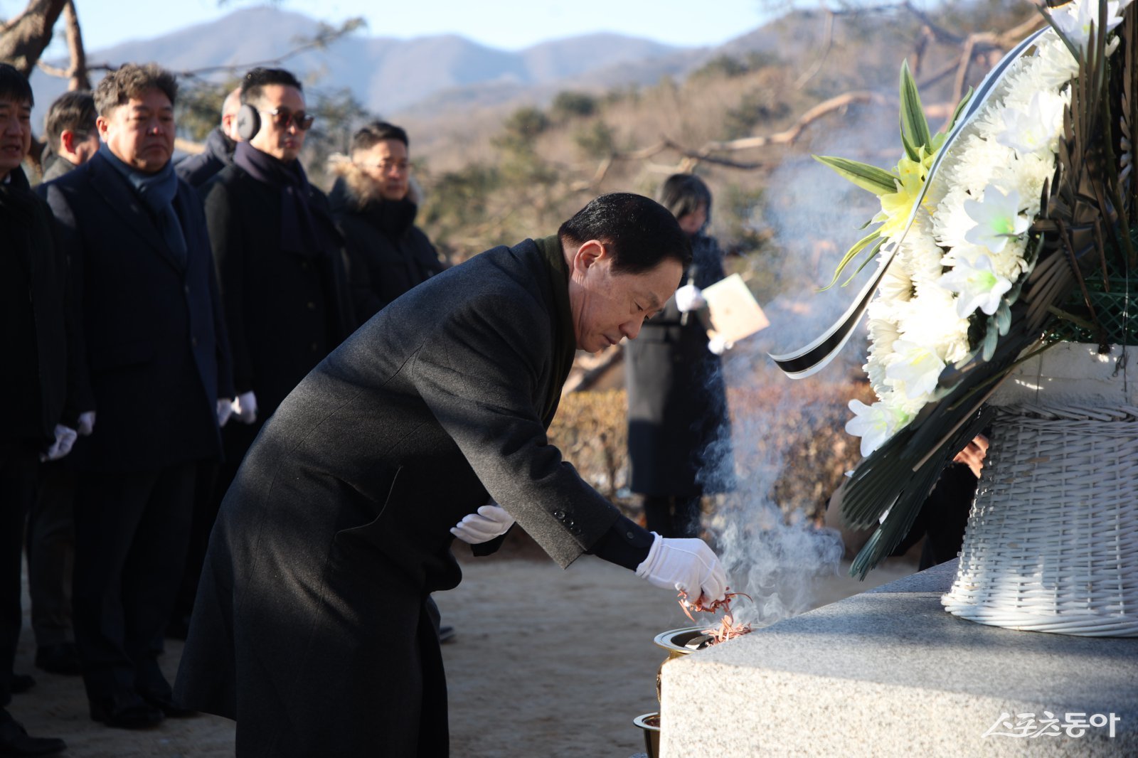 참배를 하는 주광덕 시장. 사진제공ㅣ남양주시