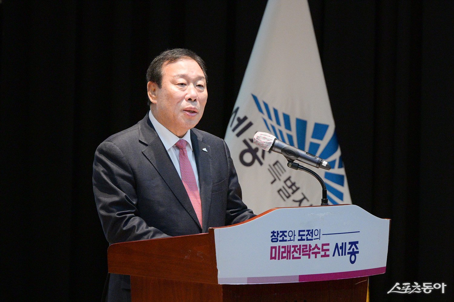 최민호 세종특별자치시장이 올해의 사자성어로 ‘월파출해(越波出海)’를 제시하며, 역경을 넘어 더 넓은 미래로 나아가는 한 해를 만들자고 강조했다. 사진제공|세종시